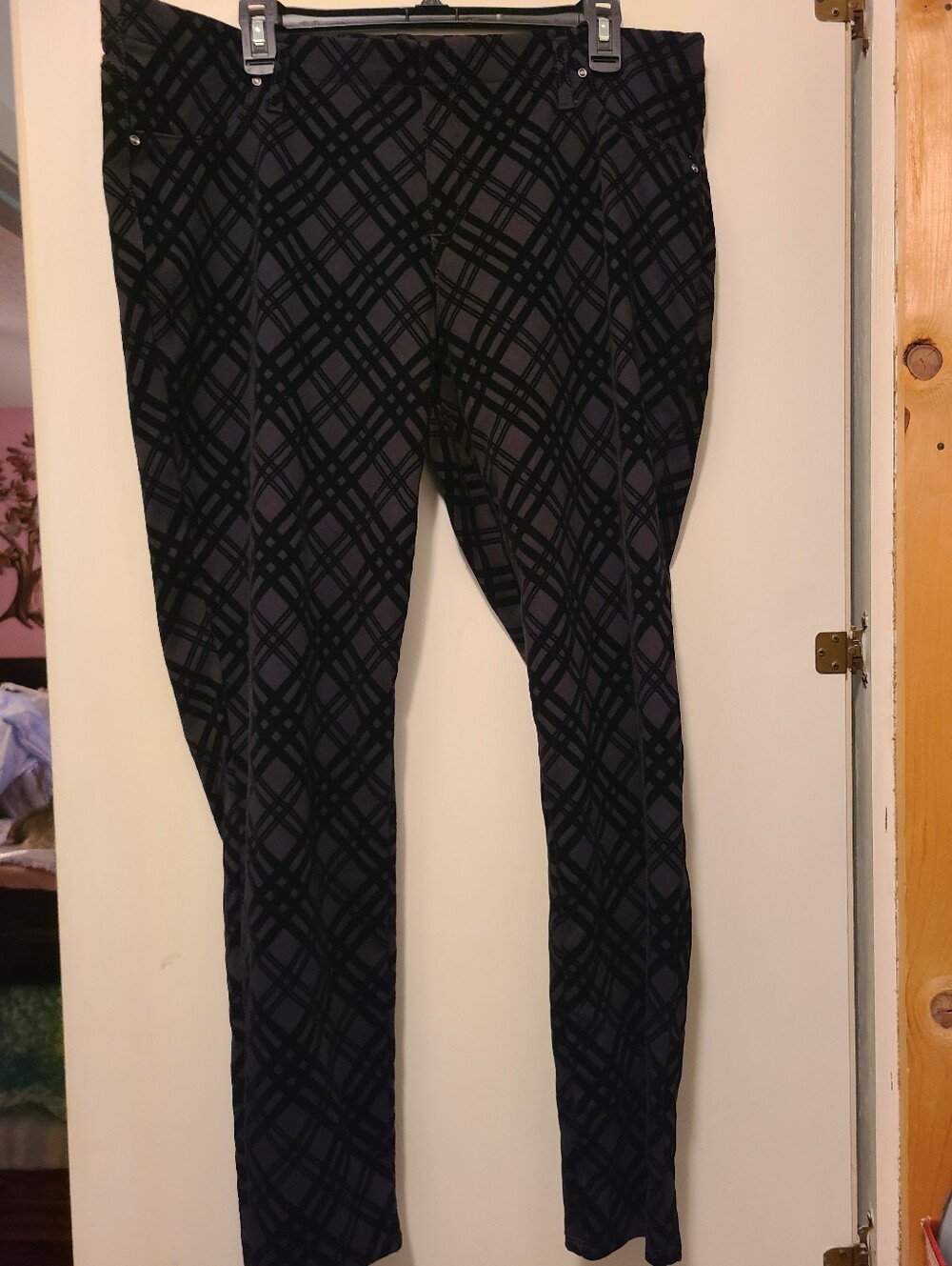 Time and Tru Black Plaid Stretch Leggings